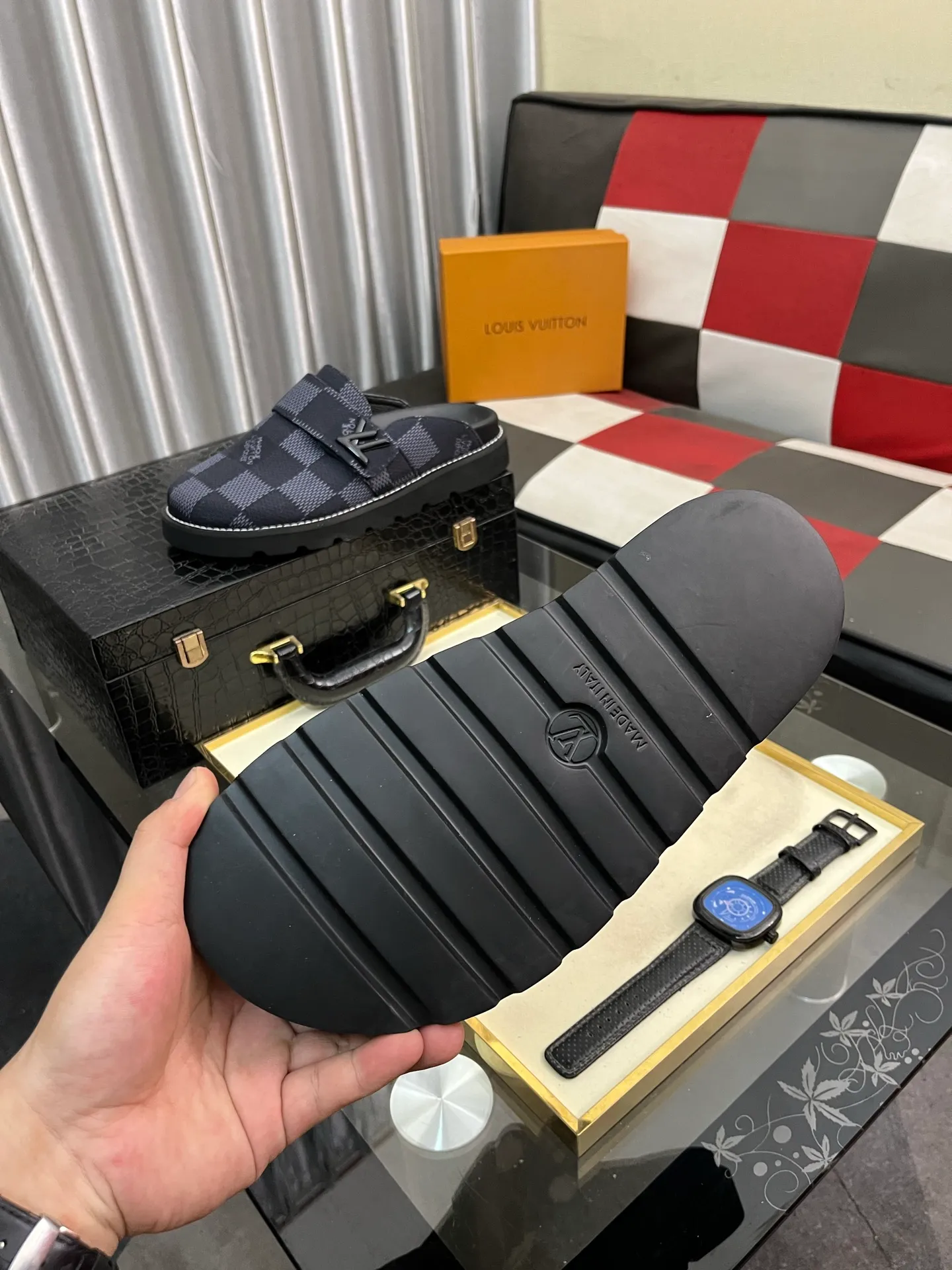 Men's men's shoes 💰420⌚️⌚️lv new Baotou half-slippers winterbreak comfert flat slippers lv letter and monogram floral embellished leather pattern, with sheepskin lining, suitable for indoor and outdoor wear. The water table is made of high-density foam material, which is light and comfortable. The sole has a certain thickness and the anti-aging effect is also good! Premium size: 38-444️⃣Colors available